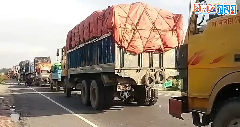 Bus-tractor collision kills 2 on Bangabandhu Bridge