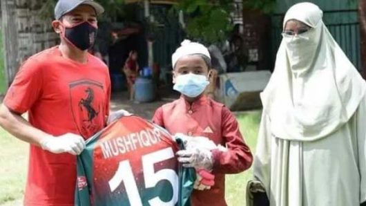 ক্রিকেট খেলে ভাইরাল হওয়া মা-ছেলেকে মুশফিকের উপহার
