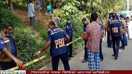কবর থেকে রায়হানের মরদেহ উত্তোলন