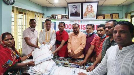 দুর্গাপূজা উপলক্ষে মেট্রোপলিটন রোটারি ক্লাবের চাল বিতরণ