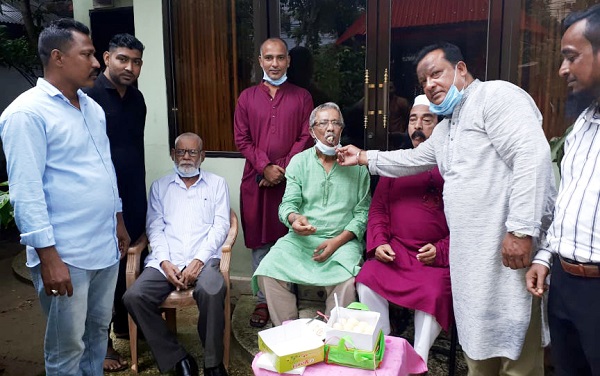 মৃত্যুদন্ডপ্রাপ্ত কাওসারের রায় বহাল রাখায় সিলেটে মিষ্টি বিতরণ