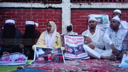 পুলিশ ফাঁড়িতে আমরণ অনশনে রায়হানের মা