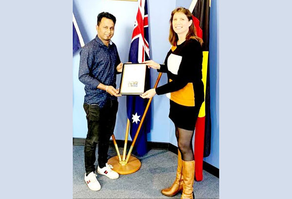 অস্ট্রেলিয়ায় সম্মাননা পেলেন সিলেটের চমন!