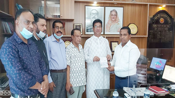 সিলেটে সর্ব প্রথম ই পাসপোর্ট পেলেন নাসির খান