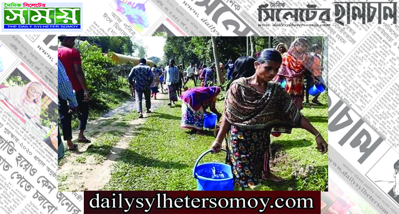 শ্রীমঙ্গলে দুর্ঘটনাকবলিত ট্রেন থেকে তেল সংগ্রহে মানুষের ভিড়