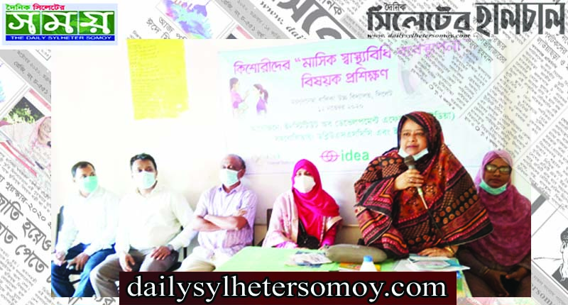 মঈনুন্নেছা বালিকা বিদ্যালয়ে কিশোরীদের প্রশিক্ষণ