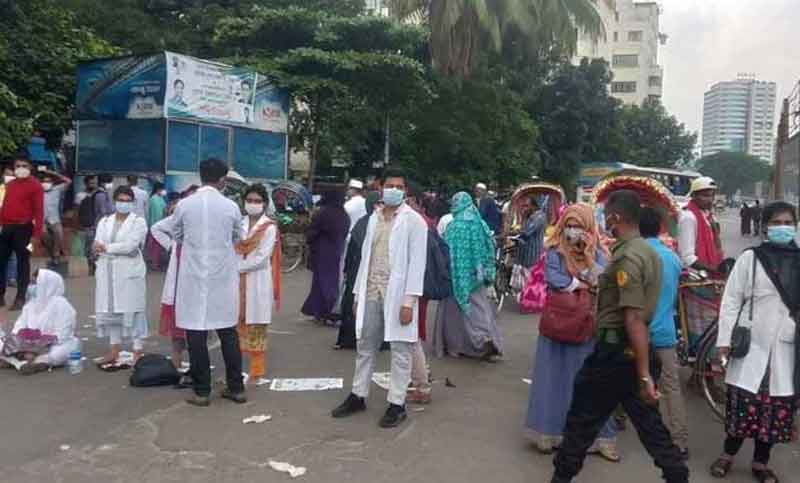 শাহবাগ মোড়ে বিক্ষোভ চলছে মেডিক‌্যাল শিক্ষার্থীদের