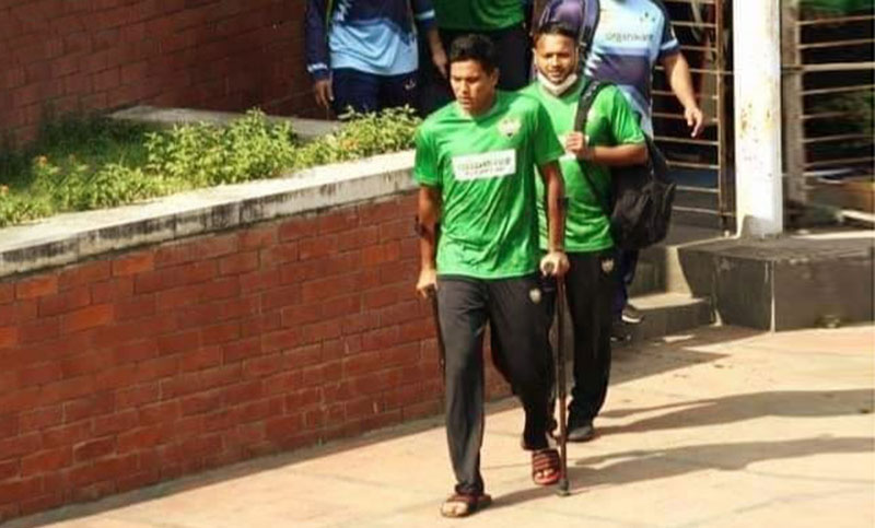 ফুটবল খেলতে গিয়ে ক্রিকেট খেলাই বন্ধের উপক্রম সাইফউদ্দিনের