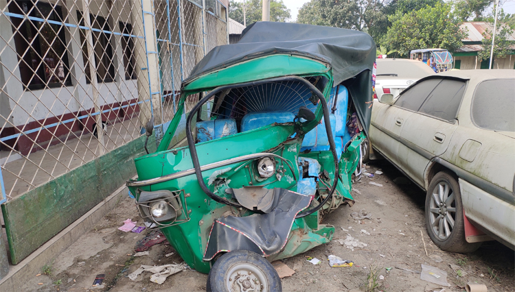 মাধবপুরে সিএনজি ও ট্রাকের মুখোমুখি সংঘর্ষ, আহত ৪