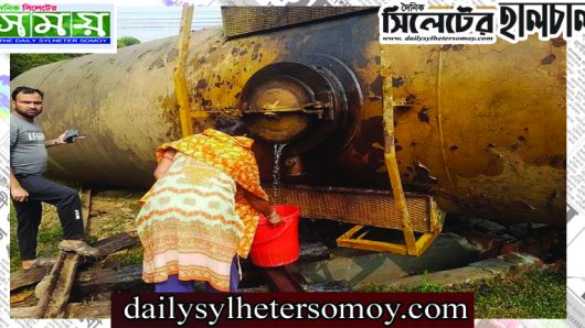 আবারও লাইনচ্যুত ট্রেন থেকে বালতিতে তেল সংগ্রহের হিড়িক