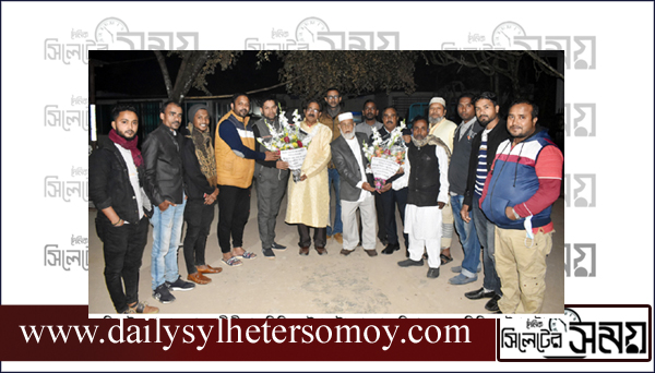মহানগর আ’লীগের সিনিয়র উপদেষ্টা সিরাজ বক্স ও সুভাষ চন্দ্র ঘোষকে কৃষক লীগের ফুলেল শুভেচ্ছা