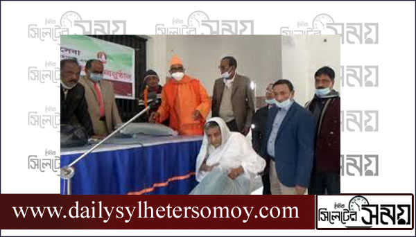 হুইল চেয়ারে করে ভোটকেন্দ্রে ৮০ বছরের বৃদ্ধা