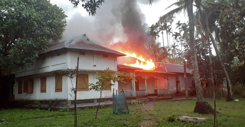 ছাত্রলীগ কর্মী রফিক উদ্দিন খুনের জের : বিয়ানীবাজারে পলাতক জাসদ নেতাদের বাড়িতে ছাত্রলীগের হামলা, অগ্নিসংযোগ