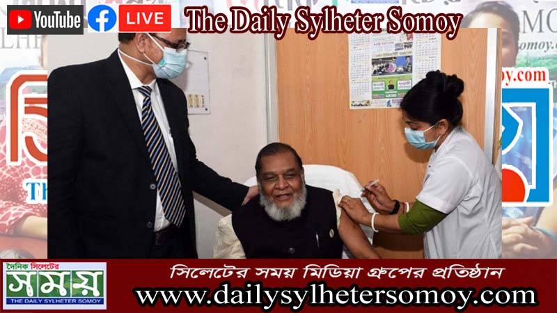 সাংবাদিকদের অনুরোধে টিকা নেওয়ার অভিনয় করেন মন্ত্রী