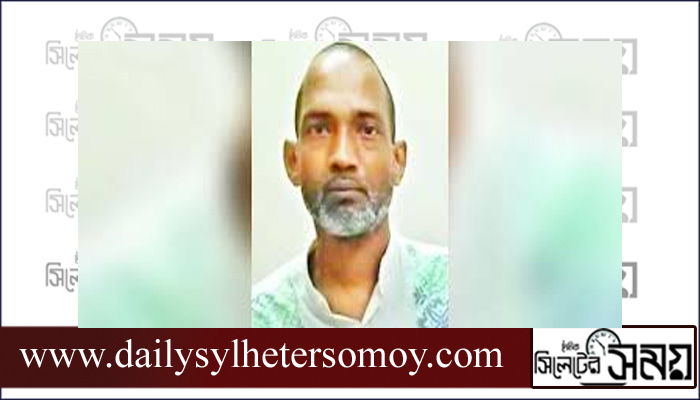 কার্টুনিস্ট কিশোরের কানে অস্ত্রোপচার চলছে