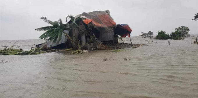 চরফ্যাসনে ইয়াসের তাণ্ডবে ৫ শতাধিক ঘরবাড়ি বিধ্বস্ত