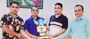 শতভাগ প্রনোদনা প্রাপ্তিতে সাবেক পরিচালক ব্রিগেডিয়ার জেনারেল ডা. মো. ইউনুছুর রহমানকে বিএনএ ওসমানী হাসপাতাল শাখার সম্মাননা স্মারক প্রদান। 