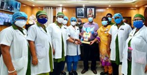 শতভাগ প্রনোদনা প্রাপ্তিতে ওসমানী হাসপাতালের উপ পরিচালক ডা. হিমাংশু লাল রায়কে বিএনএ ওসমানী হাসপাতাল শাখার সম্মাননা স্মারক প্রদান। 