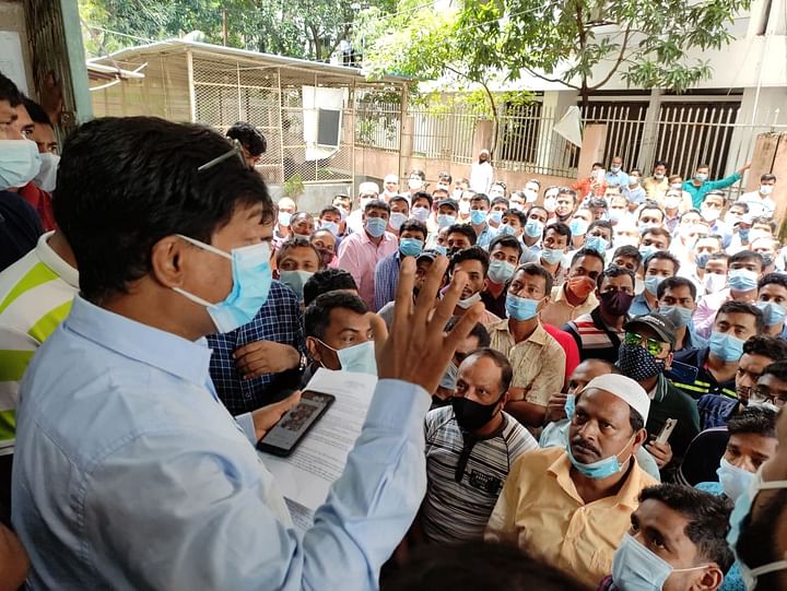 চট্টগ্রামে টিকাপ্রাপ্তি নিশ্চিতের দাবিতে প্রবাসীদের বিক্ষোভ