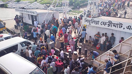 লকডাউনের খবরে রাজধানী ছাড়ছে মানুষ, শিমুলিয়ায় যাত্রীদের ভিড়