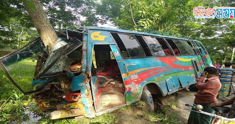 বাস নিয়ন্ত্রণ হারিয়ে ২৫ শ্রমিক আহত