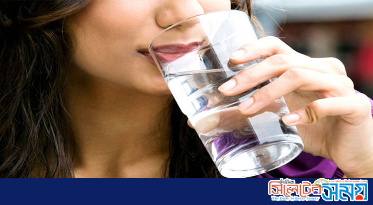 অতিরিক্ত পানি পানে ৭ মারাত্মক ক্ষতি