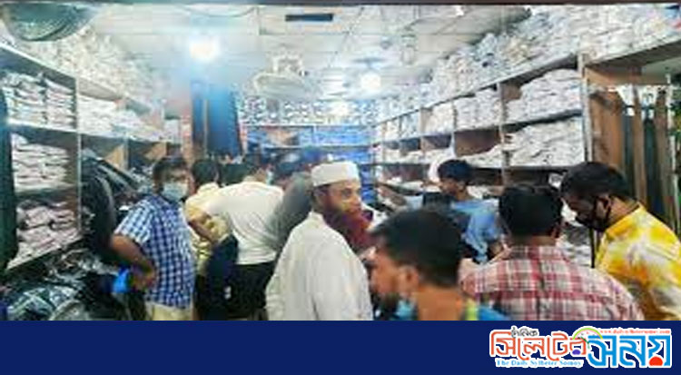 রাত শেষে খুলছে শিক্ষাপ্রতিষ্ঠান, শেষ সময়ে স্কুলড্রেস কিনতে ভিড়