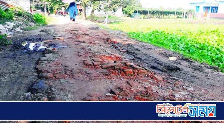 ভাঙা সড়কে দুর্ভোগ ১০ গ্রামবাসীর