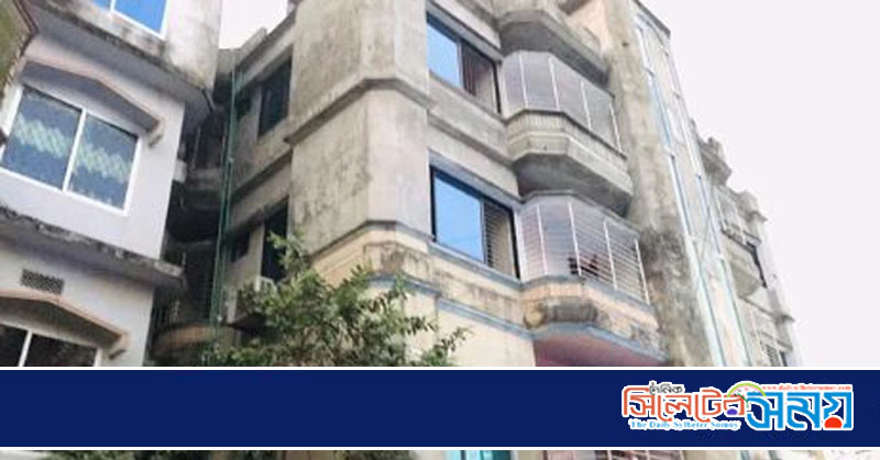 ভূমিকম্পে হেলে পড়েছে দুইটি বহুতল ভবন বেশ কয়েকটি মাটির দেয়াল