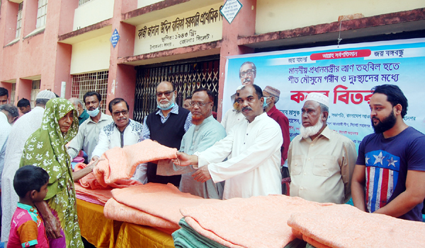 প্রধানমন্ত্রীর ত্রাণ তহবিল থেকে ১৭নং ওয়ার্ড আওয়ামীলীগের উদ্যোগে কম্বল বিতরণ