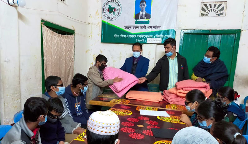 প্রতিবন্ধী শিক্ষার্থীদের মধ্যে সিলেট জেলা পরিষদের কম্বল বিতরণ