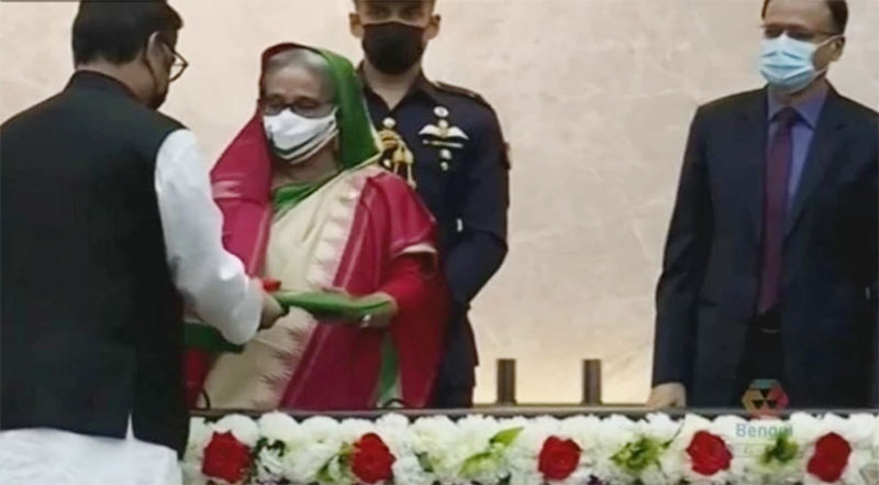 গুণীজনদের হাতে স্বাধীনতা পদক তুলে দিলেন প্রধানমন্ত্রী