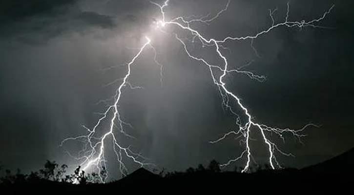 বজ্রপাতে বিভিন্ন জেলায় ৭ জনের মৃত্যু