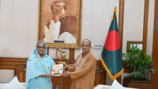 শেখ হাসিনাকে নিজের লেখা বই উপহার দিলেন দেওয়ান গৌস সুলতান