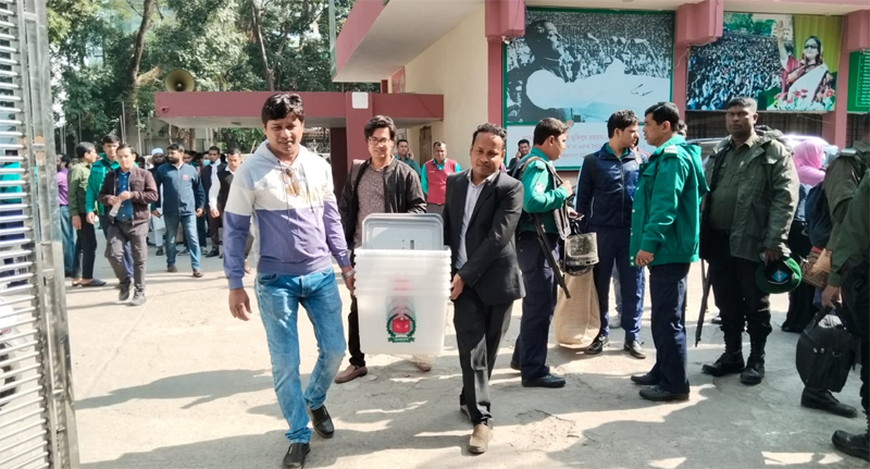 সিলেটে কেন্দ্রে কেন্দ্রে যাচ্ছে ভোটের সরঞ্জাম