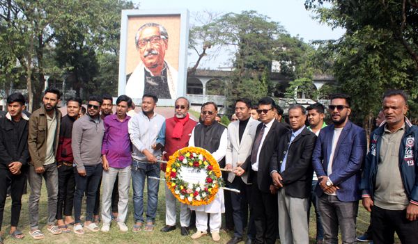 স্বদেশ প্রত্যাবর্তন দিবসে বঙ্গবন্ধুর প্রতিকৃতিতে ১৪নং ওয়ার্ড আ. লীগের শ্রদ্ধাঞ্জলি নিবেদন