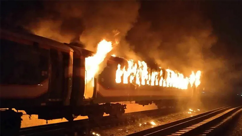 বেনাপোল এক্সপ্রেস ট্রেনে আগুন