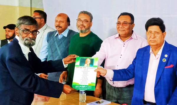 ড. এ কে আব্দুল মোমেন এর হাতে “রোধন বড়া শোক” পিভিসি ক্রেস্ট প্রদান