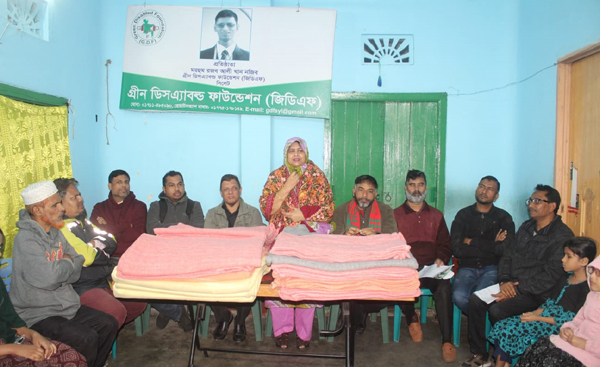 প্রতিবন্ধী শিকার্থীদের মধ্যে জেলা পরিষদের প্যানেল চেয়ারম্যান রুবার কম্বল বিতরণ