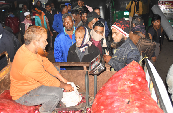টিসিবি ট্রাকসেল কার্যক্রমের আওতায় সরকারি নায্যমূল্যে পণ্য সামগ্রী বিক্রি