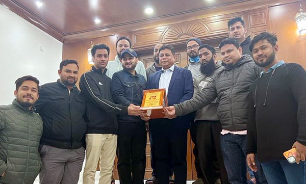 মাহি উদ্দিন আহমদ সেলিমকে হাউজিং এস্টেট ইয়ুথ এসোসিয়েশনের স্মারক প্রদান