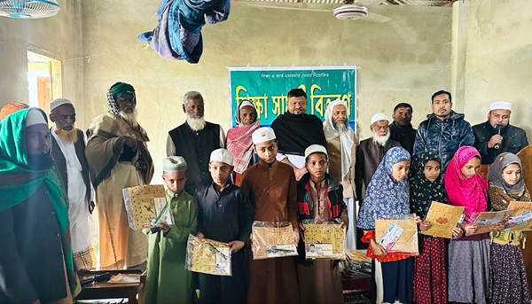 দারুল উলূম আজিজিয়া মাদ্রাসায় নবদূতের শিক্ষা সামগ্রী বিতরণ