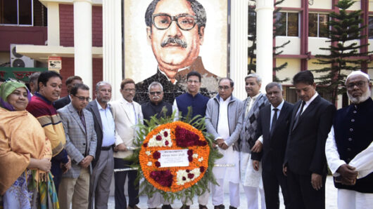 মাজার জিয়ারত ও বঙ্গবন্ধুর প্রতিকৃতিতে পুষ্পস্তবক অর্পণ করলেন শফিক চৌধুরী