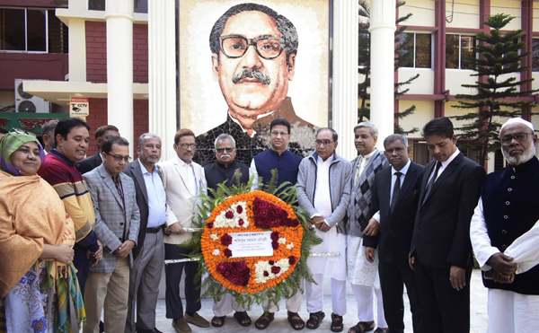 মাজার জিয়ারত ও বঙ্গবন্ধুর প্রতিকৃতিতে পুষ্পস্তবক অর্পণ করলেন শফিক চৌধুরী