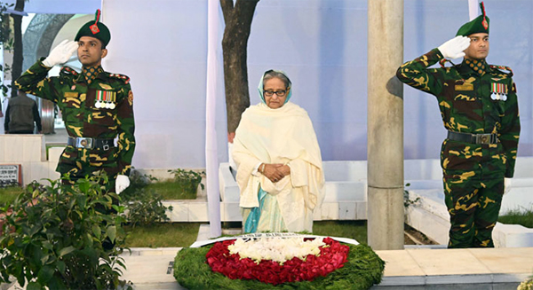 বঙ্গবন্ধুর প্রতিকৃতি ও স্বজনদের কবরে শেখ হাসিনার শ্রদ্ধা