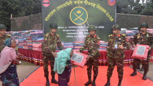 শীতার্তদের মাঝে সেনাবাহিনীর কম্বল বিতরণ