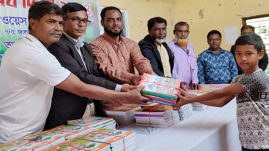 উৎসব মুখর পরিবেশে সারাদেশে চলছে বই উৎসব