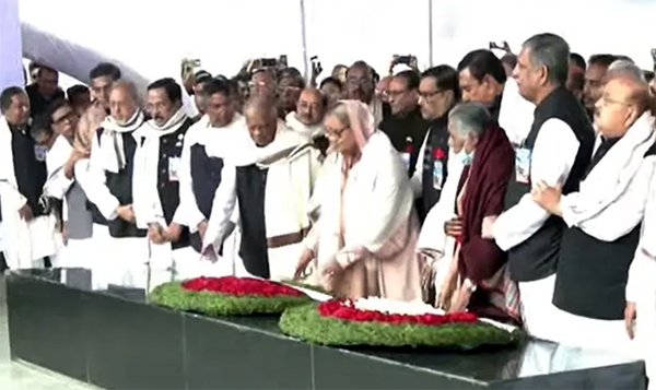 স্বদেশ প্রত্যাবর্তন দিবসে বঙ্গবন্ধুর প্রতিকৃতিতে প্রধানমন্ত্রীর শ্রদ্ধা