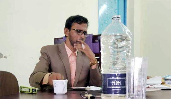 অফিসে বসে প্রকাশ্যে ধূমপান করছেন লাখাই উপজেলা জনস্বাস্থ্য প্রকৌশলী