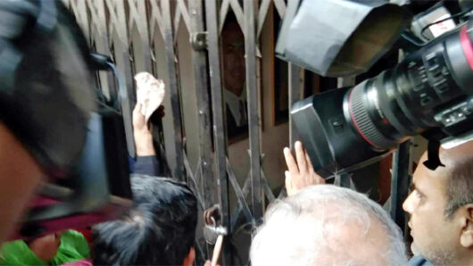 তালা ভেঙে কার্যালয় খুললেন বিএনপির নেতাকর্মীরা